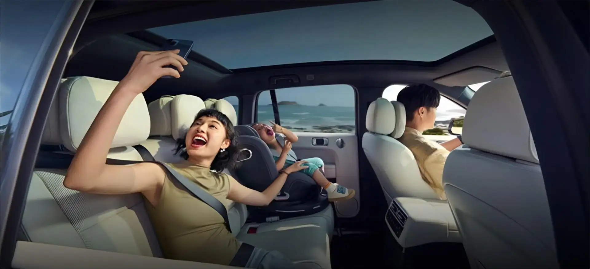 Gia đình trải nghiệm không gian nội thất xe Geely