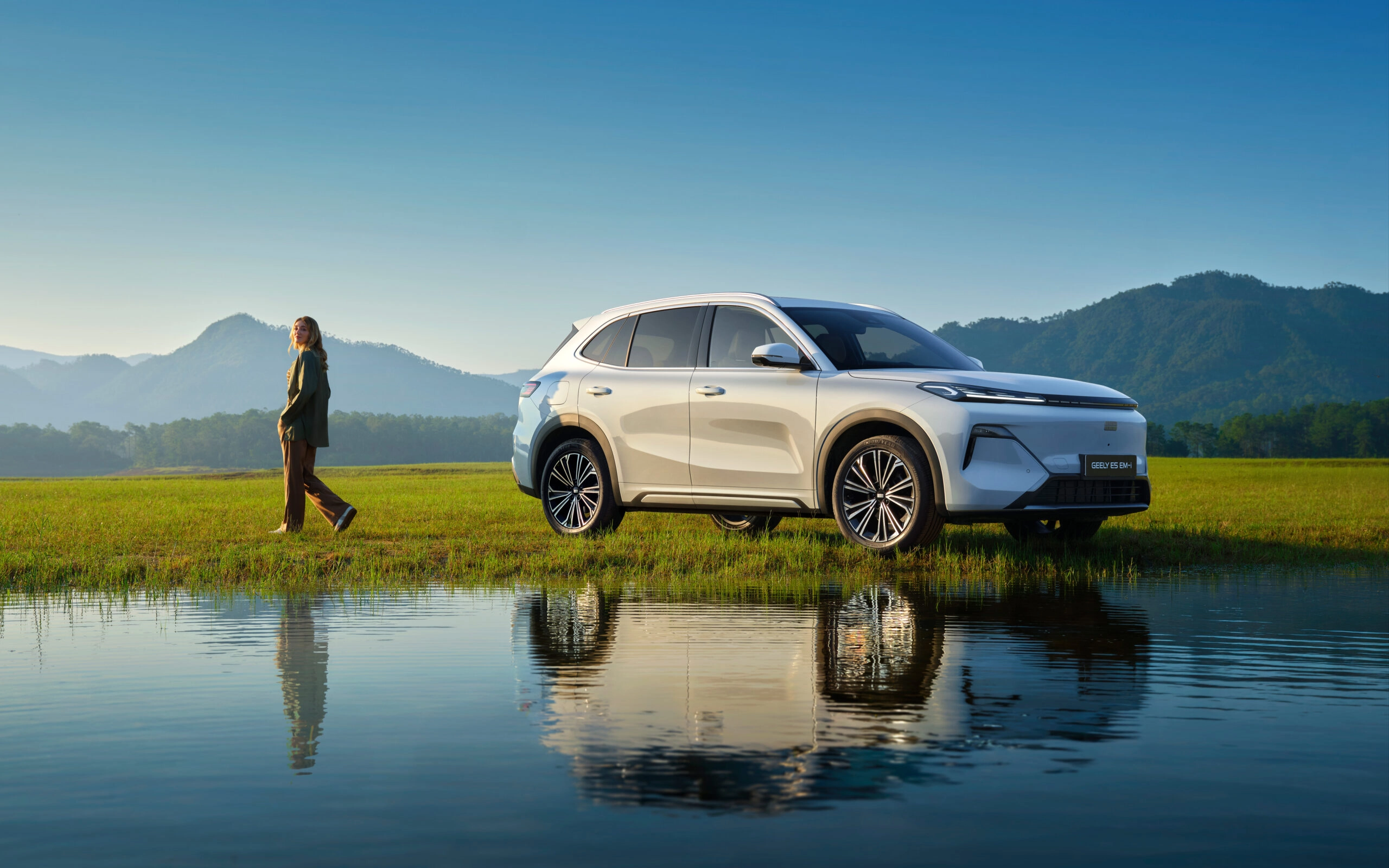 Geely EX5 màu trắng trên cung đường ven biển