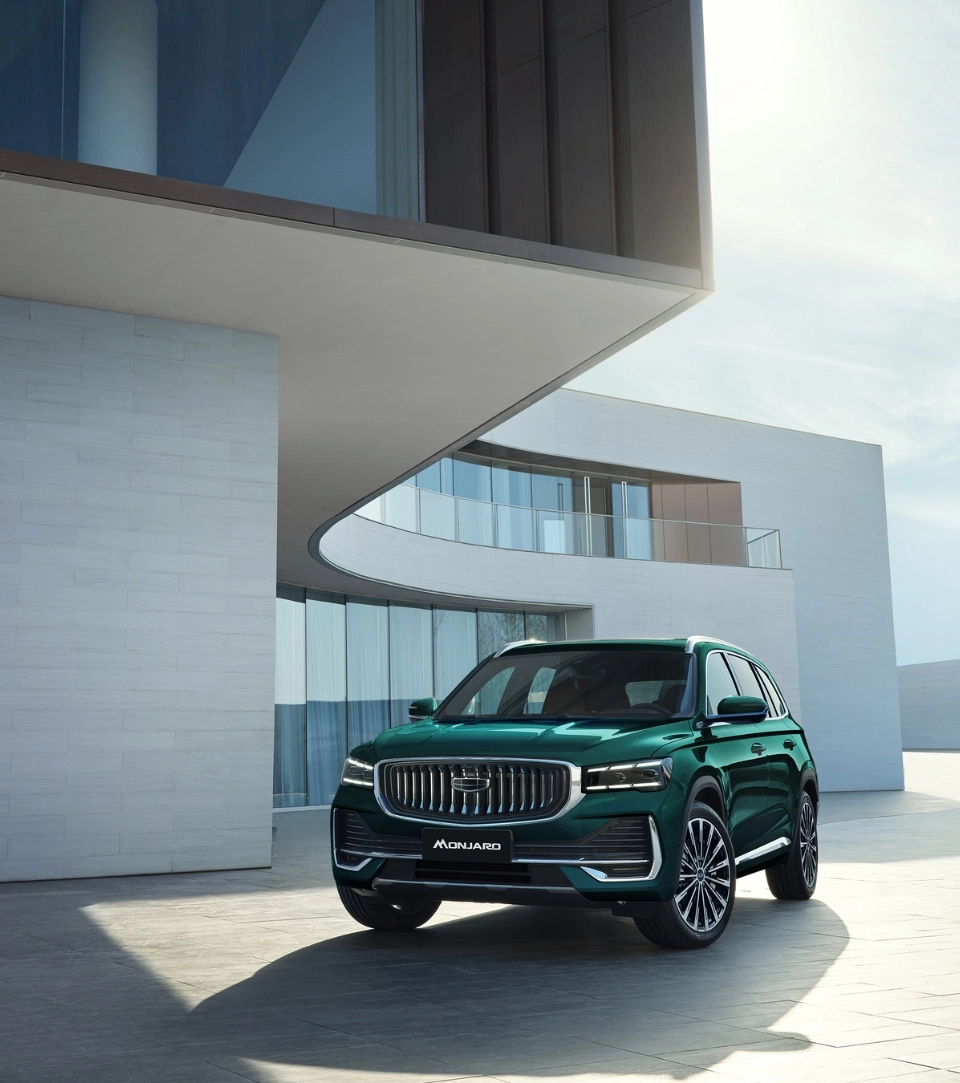 Geely Monjaro màu xanh trong không gian hiện đại